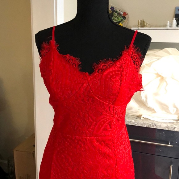 Red scalloped fringe lace maxi - Picture 4 of 9